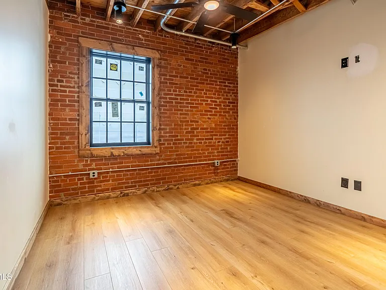 453 E Main St — Photo 10