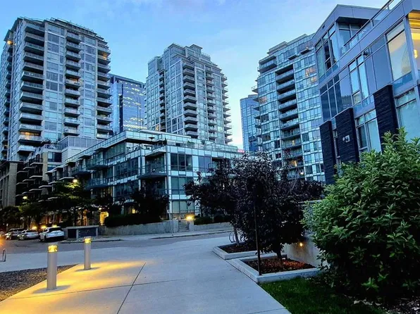 51 NW Waterfront Mews SW #301, Calgary, AB T2P 0X3