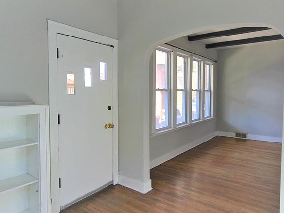 3rd image of 10427 S Avenue G