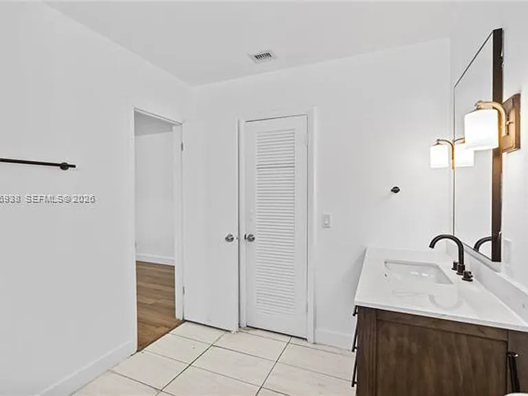 361 E 39th St #1 — Photo 30