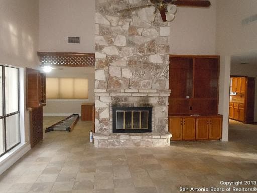 5th image of 323 Stonewood Dr.