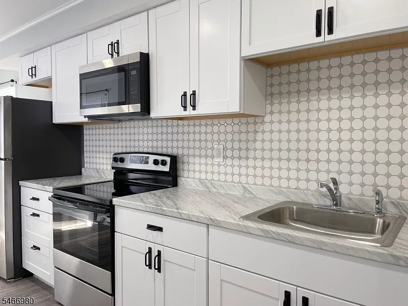 2 bed, 1.0 bath, $2,000 — Photo 3