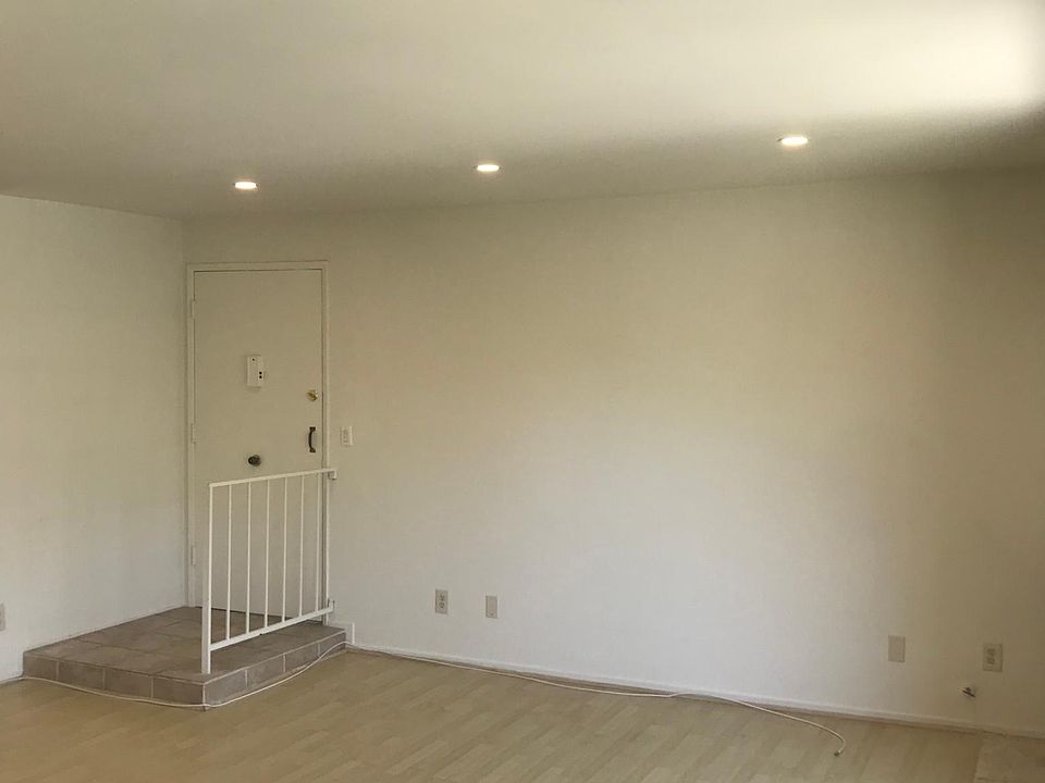 1st image of 921 Granville Ave APT 2