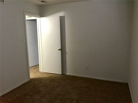 3rd image of 423 Justice Dr