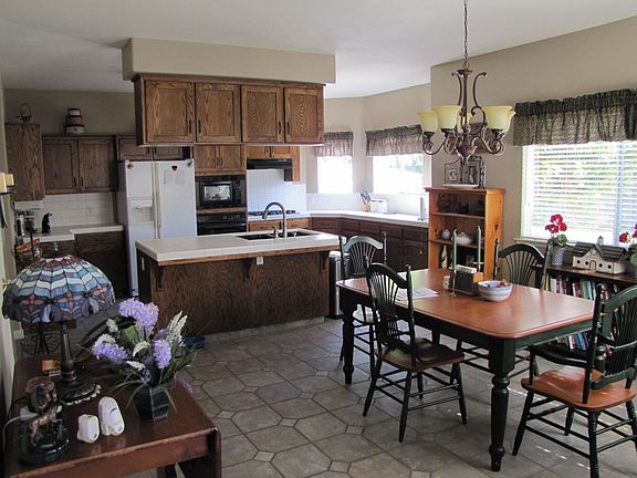 Kitchen/Dining Room w/pantry