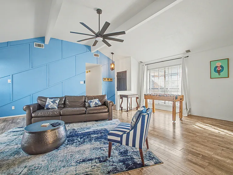 913 Sandhurst Dr — Photo 11