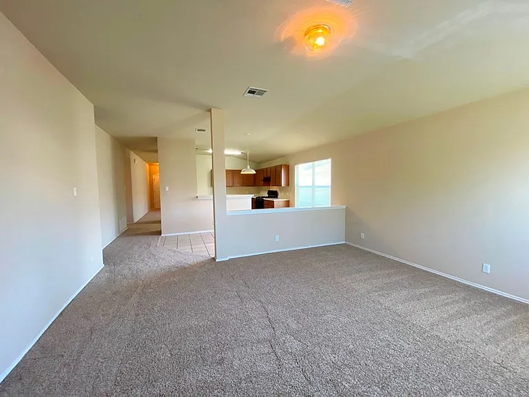 218 Jennifer Ln — Photo 3