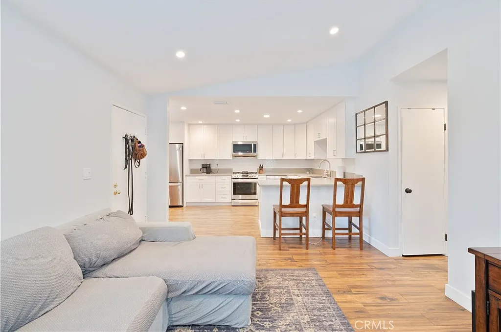 3 bed, 1018 sqft, $3,500 — Photo 2