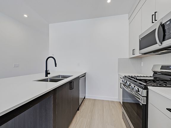 4th image of 239 27th Ave NE #1475071