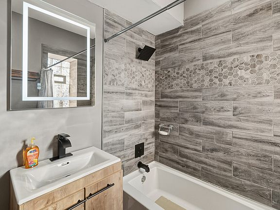 3rd image of 231 E 59th St #1