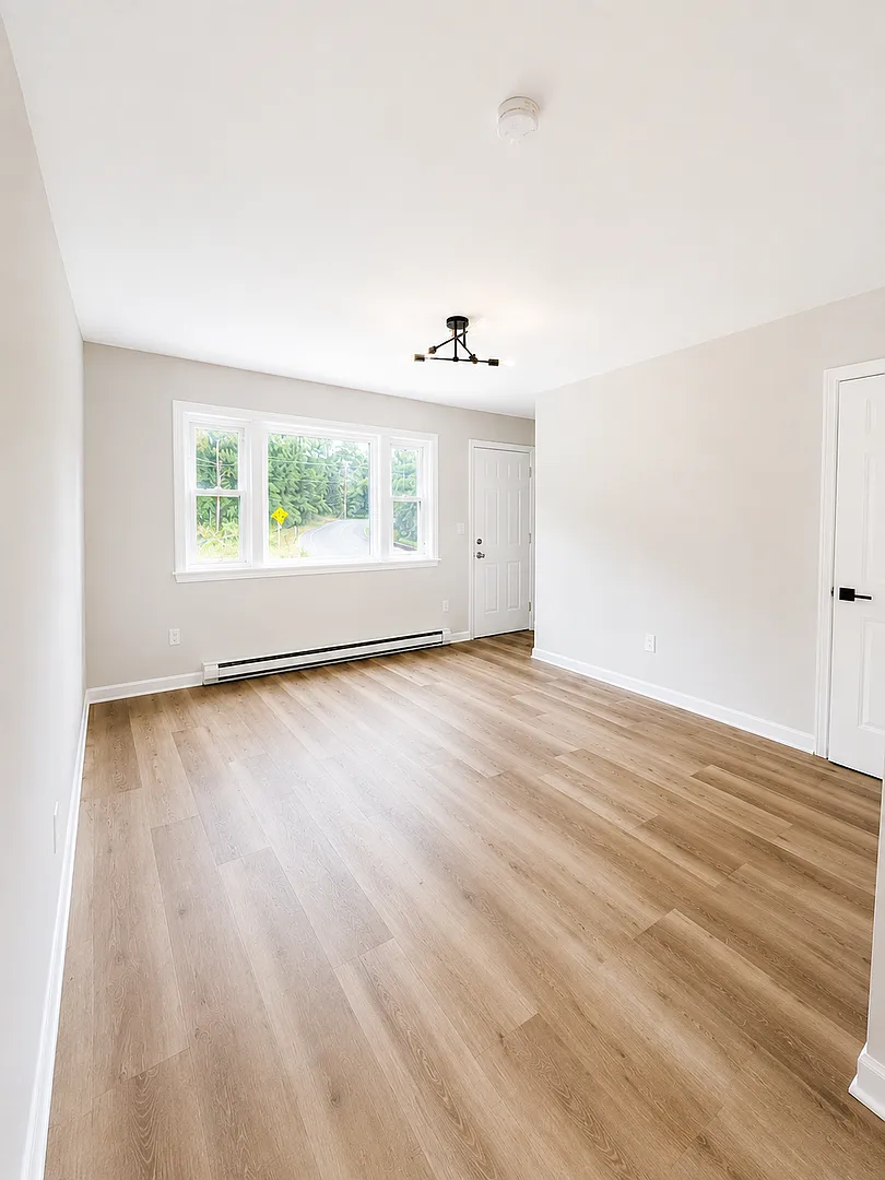 Newly Renovated 2 Bedroom Townhome - Moosup, CT — Photo 3