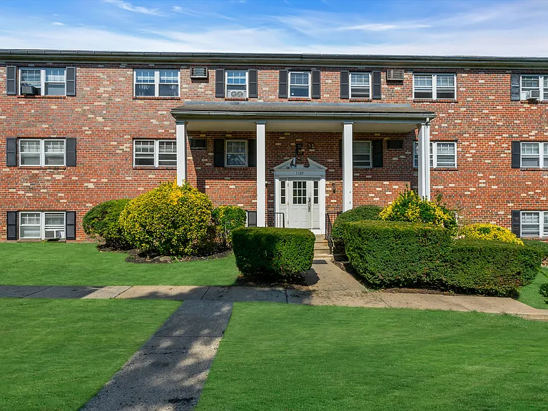 Lancaster Court Apartments — Photo 1