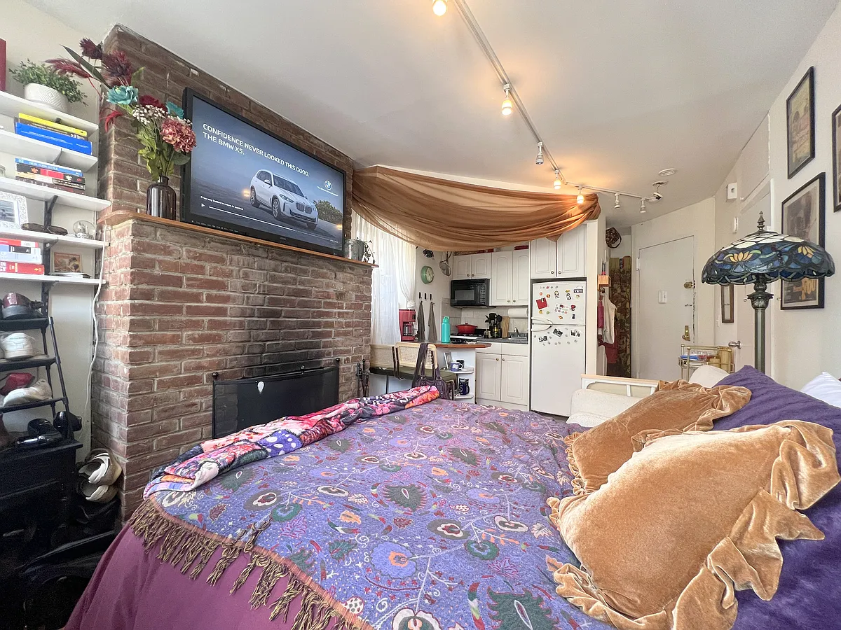 Building Photo - 255 E 10th St #4D