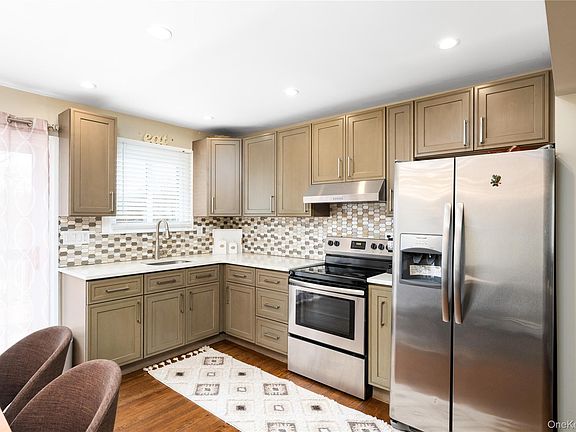 3rd image of 77 Kent Lake Avenue