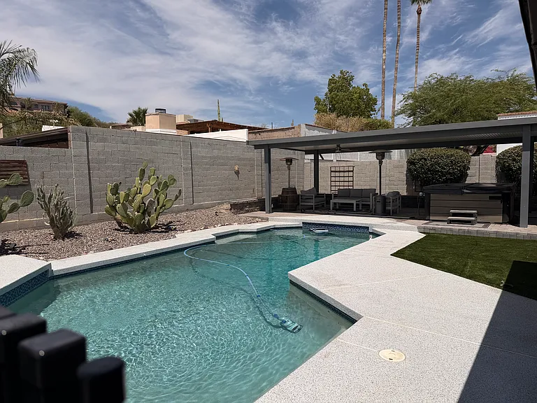 910 E Beck Ln — Photo 7