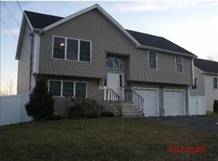 22 Seattle St, Worcester, MA 01605