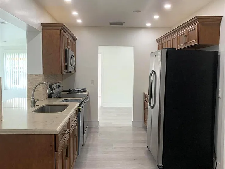 4005 NW 76th Ave — Photo 18