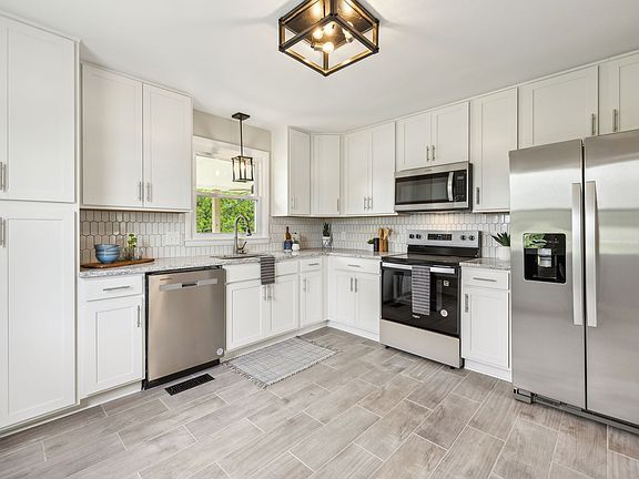 3rd image of 210 W Meadow Dr