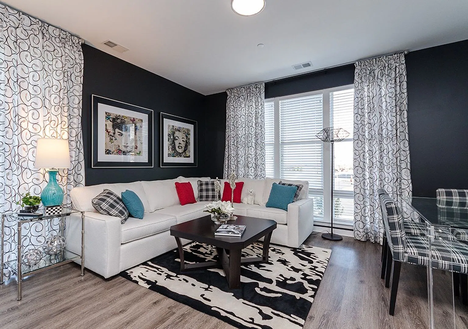 Two Bedroom Luxury Apartment (Elevator Building) — Photo 4