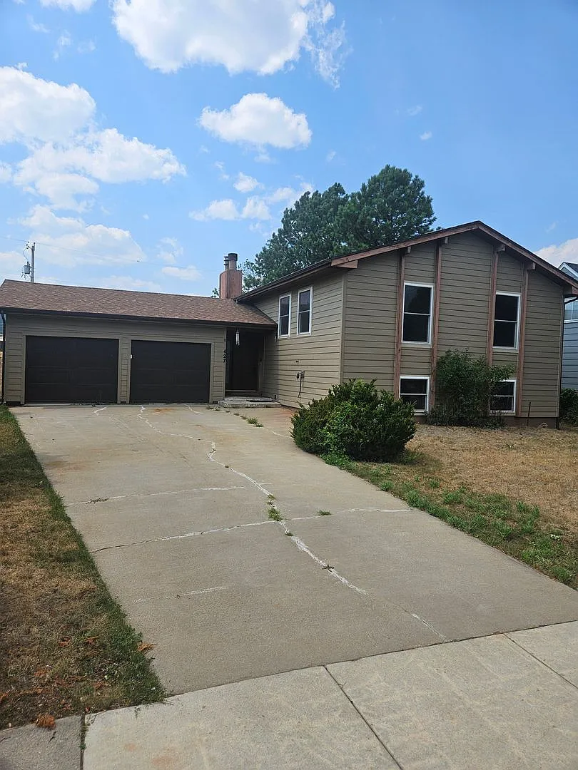 5 Bed | 3 Bath | West Side Home | Double Garage — Photo 2
