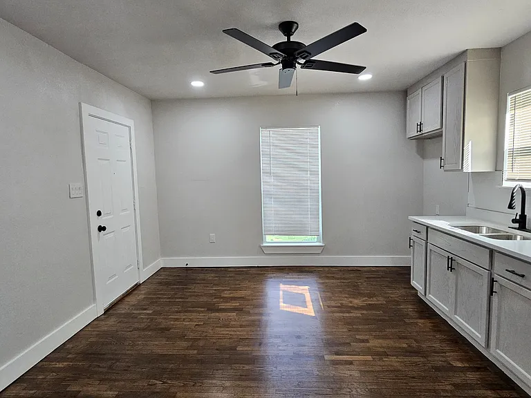 702 College St #1 — Photo 3