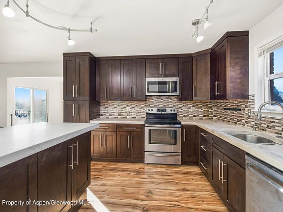 5th image of 2820 West Ave