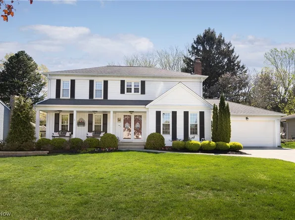 3863 River Ln, Rocky River, OH 44116