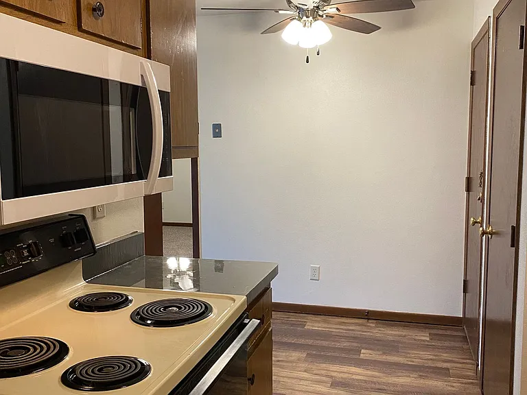 One bedroom apartment with balcony — Photo 1