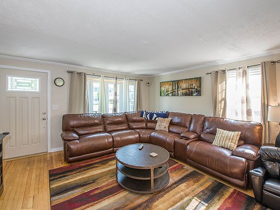 4th image of 18 Iroquois Ave