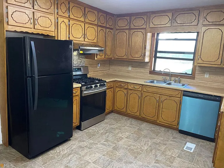 12 Georgia Ave — Photo 2