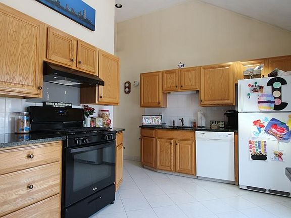 5th image of 15 Greenwood Ave