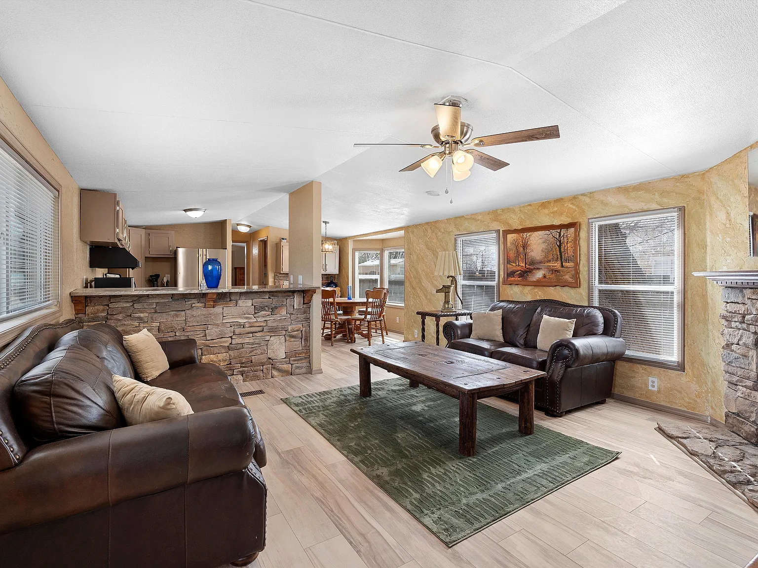 3 bed, 1200 sqft, $2,150 — Photo 2