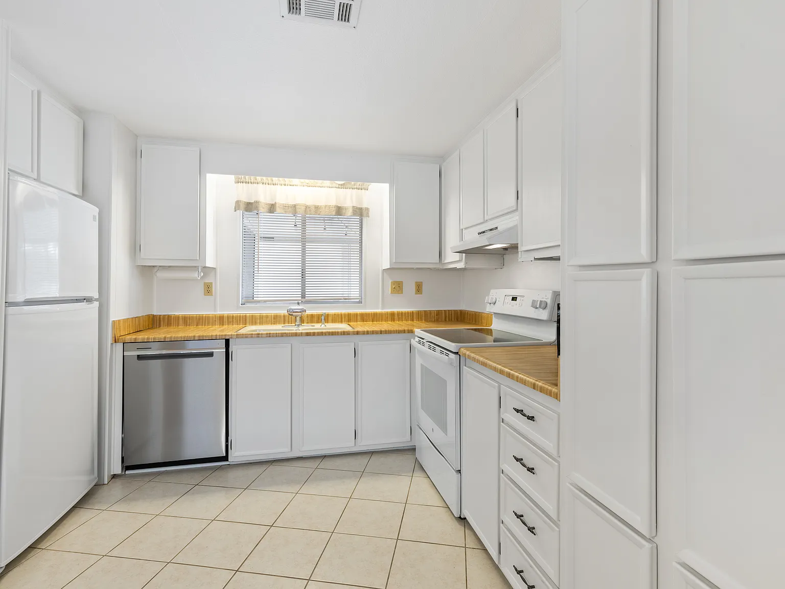 2 bed, 1115 sqft, $1,700 — Photo 4
