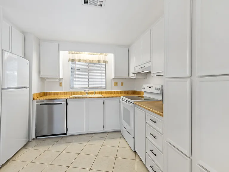 5223 E Lindstrom Ln — Photo 4