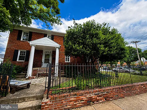 1327 S Queen St Photo 1