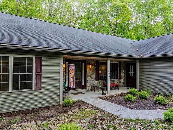 3rd image of 390 Aster Cir