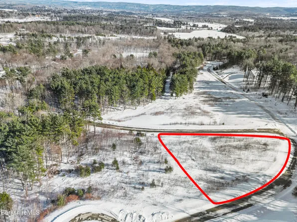 23 Old Farm Ln, Pittsfield, MA 01201