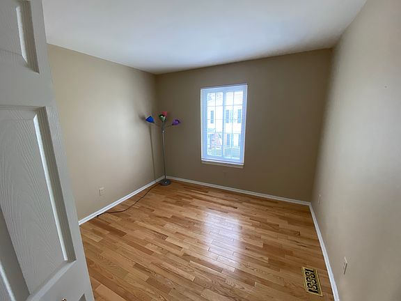 5th image of 22843 Overlake St