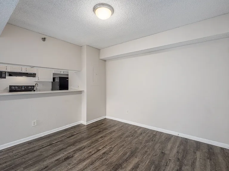 Falcon Point Apartments — Photo 18