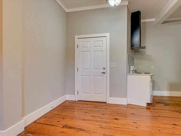 828 Broad St #B — Photo 3