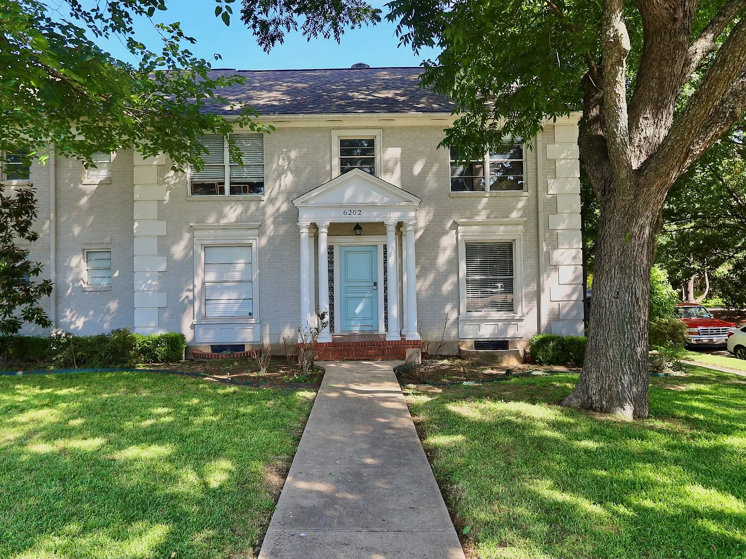 Lakewood Manor — Photo 3