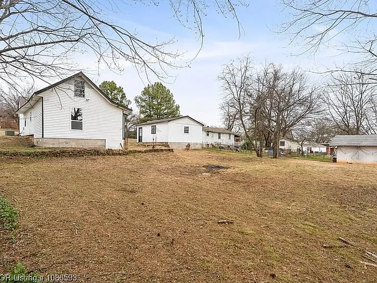 211 W Houston St — Photo 25