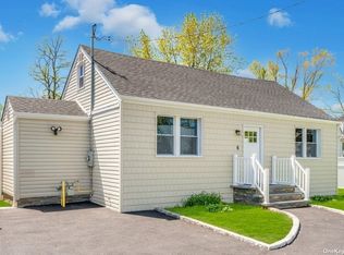 6 Somerset St, Huntington Station, NY 11746