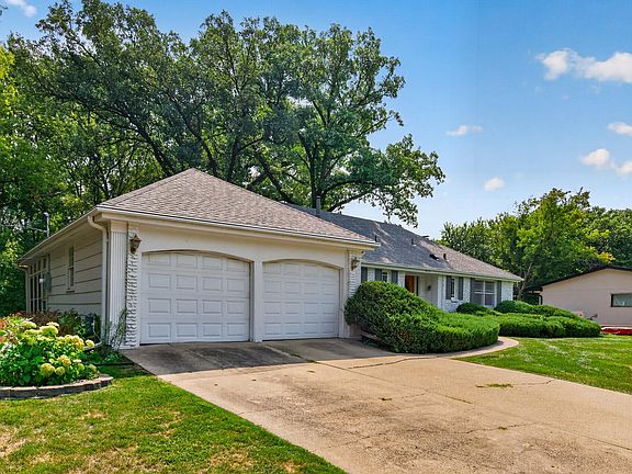 3rd image of 9923 Brookside Cir