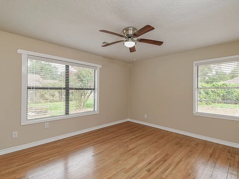 1509 N San Jacinto St — Photo 22