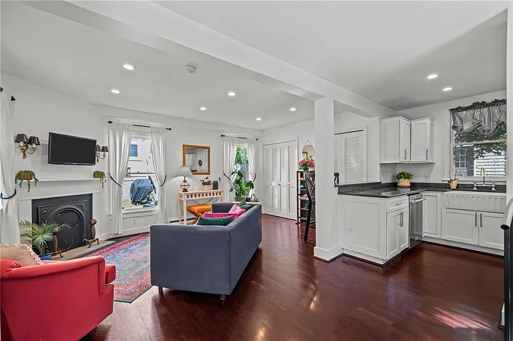 2 bed, 1.0 bath, 718 sqft, $2,400 — Photo 3