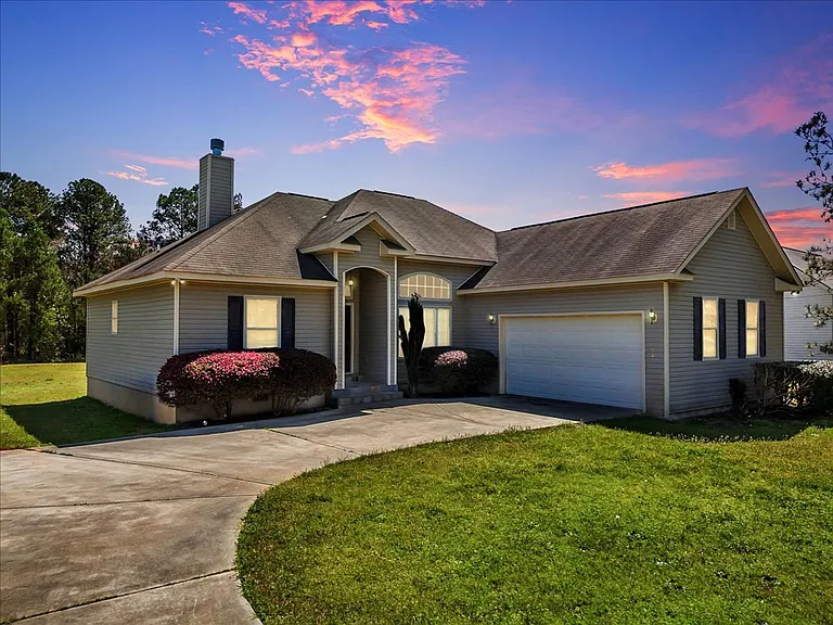 331 Amanda Dr — Photo 1