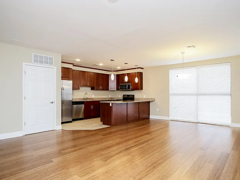 Harbor Hill Apartments — Photo 12