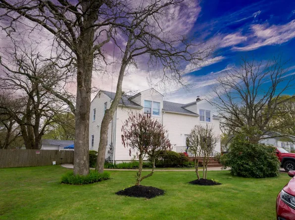 44 Massachusetts Avenue, Bay Shore, NY 11706