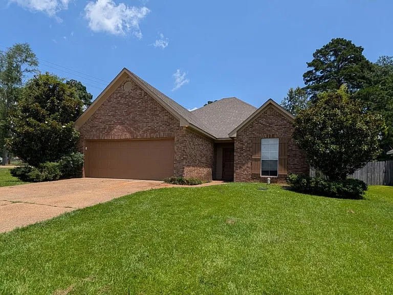 101 Sara Fox Dr — Photo 1